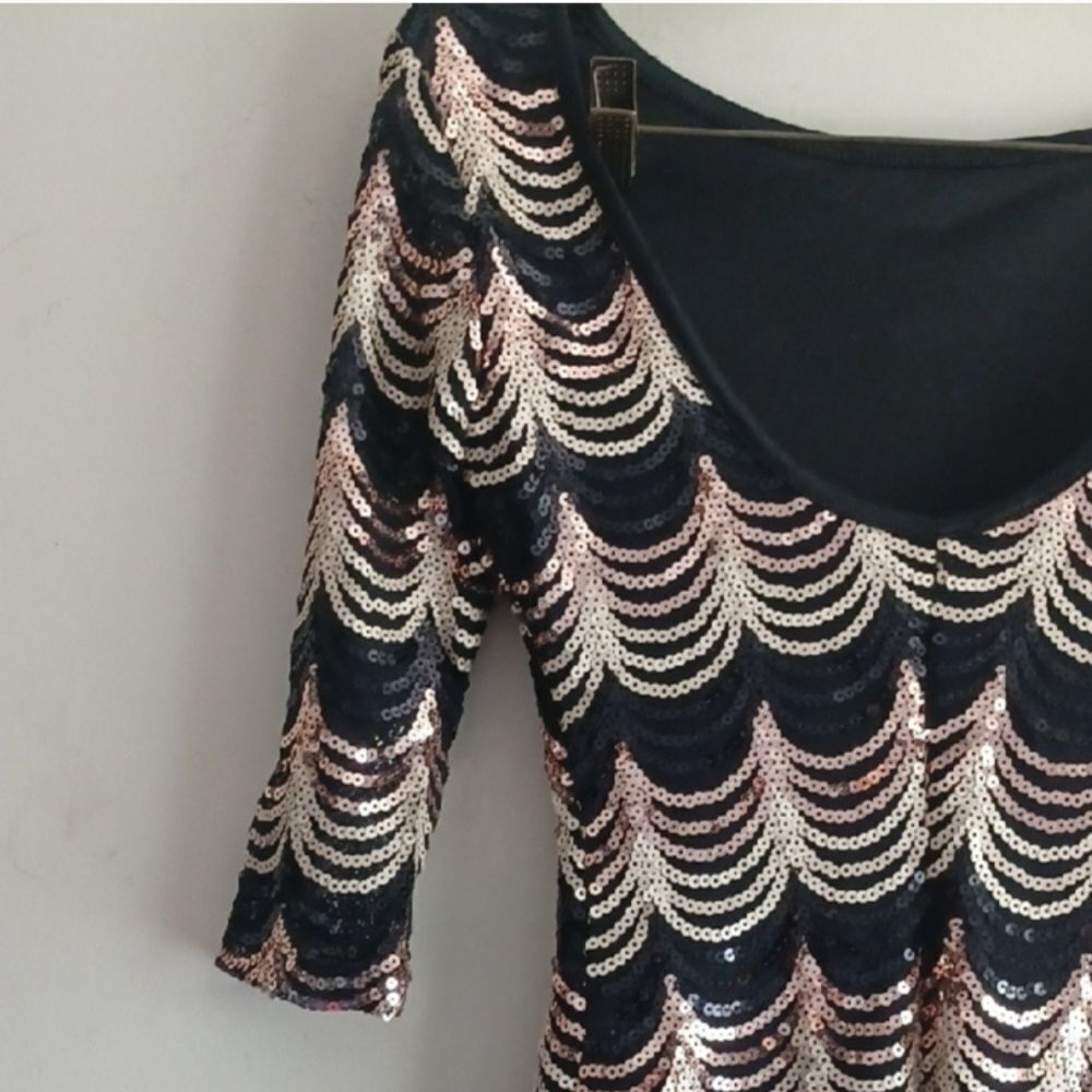 Elegant Black and Gold Sequin Dress - Picture 3 of 14